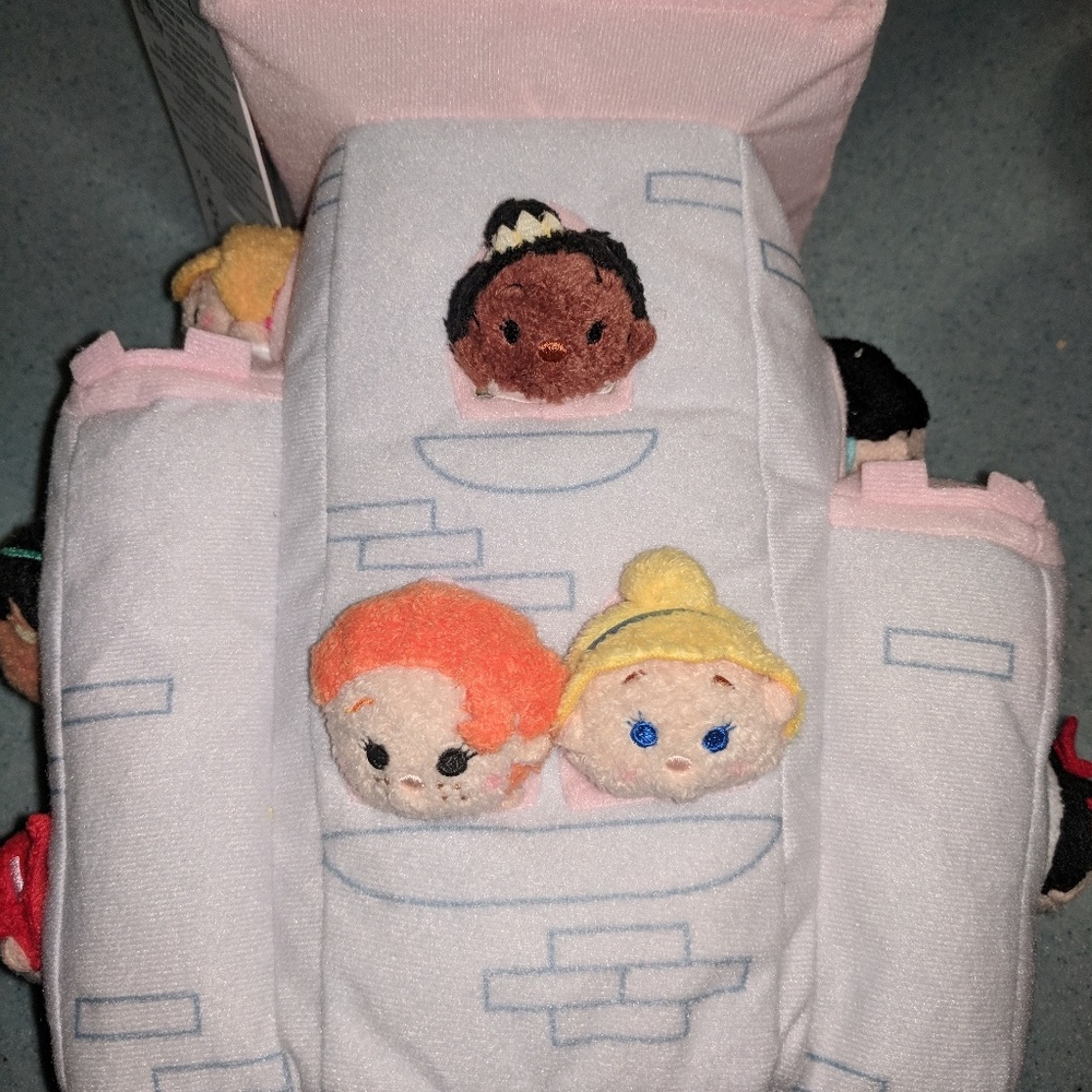 **sold on FB ***Disney Tsum 11 princesses +castle